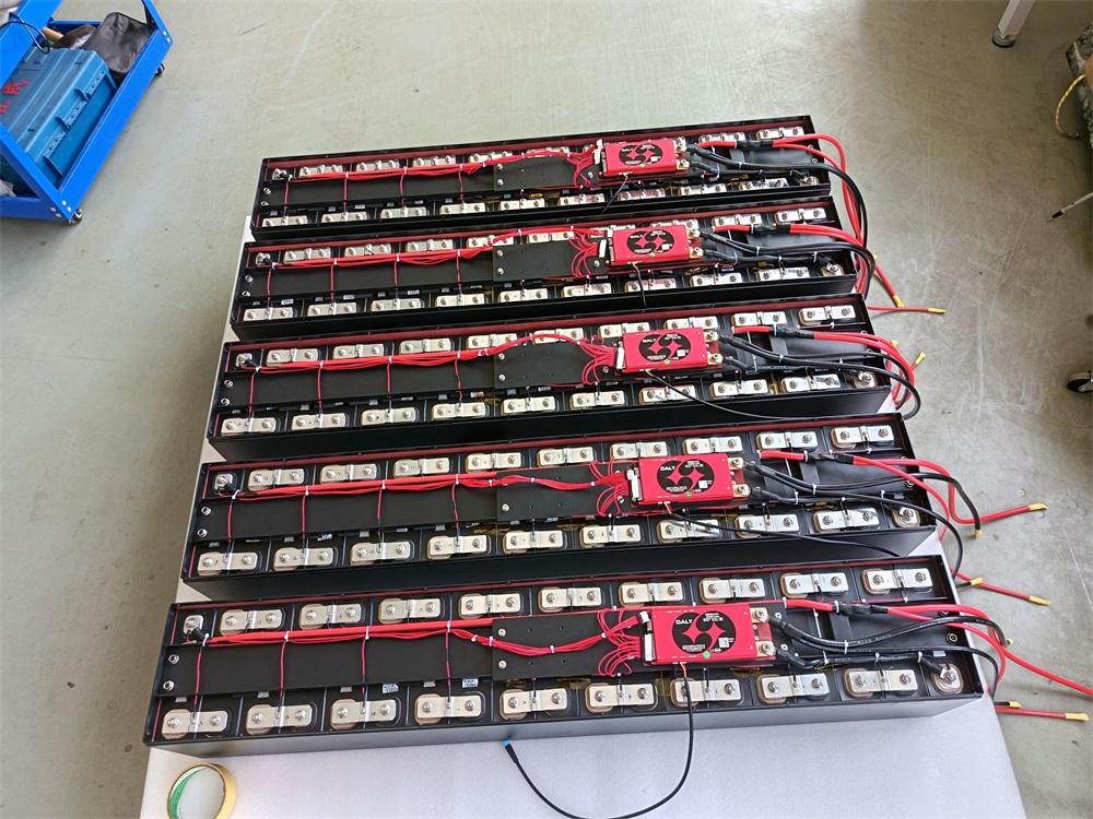 如何将电池串联与并联：提升电压与容量的完整接线指南